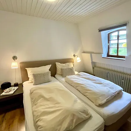 Villadelux Elbershof * Montjoie